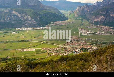 Paesaggio della Valle Rotaliana dal Monte Corona in Trentino Alto Adige, Italia settentrionale, Europa. Il Monte Corona è una montagna alta 1,035 metri nella Val di Foto Stock