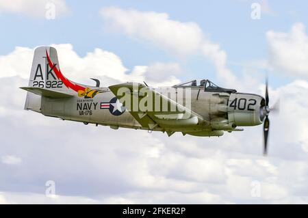 Douglas A-1 Skyraider (ex AD4 Skyraider) aereo americano da attacco monoposto che vola allo spettacolo aereo Flying Legends. Aereo era Vietnam. Foto Stock