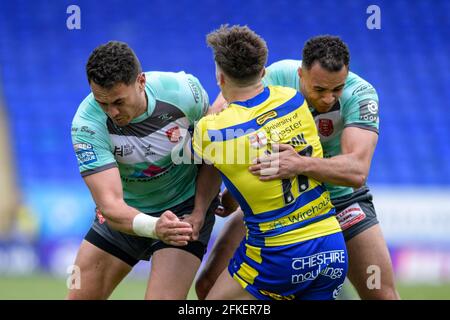 Warrington, Regno Unito. 01 Maggio 2021. Matty Ashton (17) di Warrington Wolves è stato affrontato da Luis Johnson (27) di Hull KR e Brad Takairangi (11) di Hull KR a Warrington, Regno Unito il 5/1/2021. (Foto di Simon Whitehead/News Images/Sipa USA) Credit: Sipa USA/Alamy Live News Foto Stock