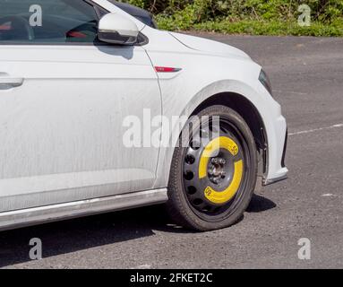 Ruota di scorta, salvaspazio, in auto. REGNO UNITO. Foto Stock