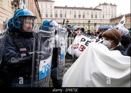 Torino, Italia. 01 maggio 2021. La polizia antisommossa si scontra con i manifestanti durante un raduno del giorno di maggio (noto anche come Giornata internazionale dei lavoratori o Festa del lavoro). La giornata di maggio si svolge ogni anno il 1° maggio ed è usata per segnare la lotta per i diritti dei lavoratori in tutto il mondo . Credit: Nicolò campo/Alamy Live News Foto Stock