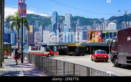 Hong Kong - 25 giugno 2016: Strada trafficata con traffico a Hong Kong, Tsim Sha Tsui Star Ferry Pier, editoriale illustrativo Foto Stock