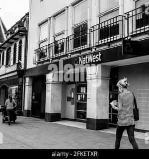 Epsom Surrey London UK, aprile 2021, Woman Walking passa accanto A UN ramo di High Street di Natwest Bank Foto Stock