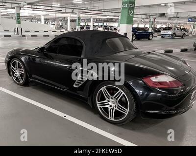 Porsche Boxter auto sportiva di lusso di colore marrone nel parcheggio. Foto Stock
