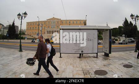 Atene, Grecia. 01 Maggio 2021. I residenti di Atene si trovano di fronte a difficoltà quando la Grecia entra nel sesto mese di blocco a causa di Covid19. Il governo ha gradualmente ripreso alcune misure restrittive. (Foto di George Panagakis/Pacific Press) Credit: Pacific Press Media Production Corp./Alamy Live News Foto Stock