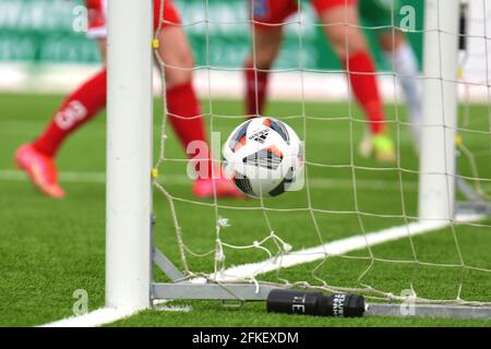 Stoccolma, Svezia. 01 Maggio 2021. La palla entra nel gol durante il gioco nella Lega svedese OBOS Damallsvenskan il 1 maggio 2021 tra Hammarby IF e KIF Orebro DFF a Hammarby IP a Stoccolma, Svezia Credit: SPP Sport Press Photo. /Alamy Live News Foto Stock