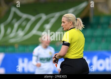 Stoccolma, Svezia. 01 Maggio 2021. Arbitro Sandra Osterberg dopo la partita nella Lega svedese OBOS Damallsvenskan il 1 maggio 2021 tra Hammarby IF e KIF Orebro DFF a Hammarby IP a Stoccolma, Svezia Credit: SPP Sport Press Photo. /Alamy Live News Foto Stock