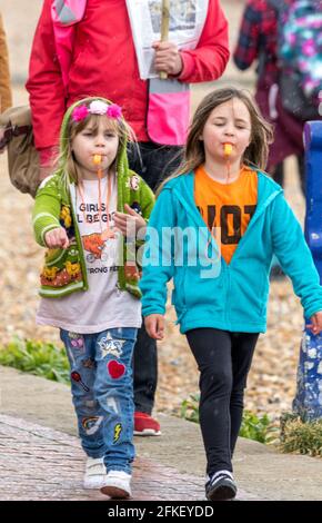 Eastbourne, East Sussex, Regno Unito. 1 maggio 2021. I manifestanti si riuniscono per chiedere il voto del conservatore Caroline Ansell di Eastbourne contro il controverso "polizia condanna e tribunali Bill", che dovrebbe ricevere la sua terza lettura in Parlamento che lo ha portato in legge. La protesta, uno dei tanti in tutto il paese in questo tradizionale giorno di maggio, ha rappresentanti di Challenge Racism, Extinction Rebellion e un certo numero di altri gruppi locali poi marciato da Hyde Gardens al prato Wish Tower sul lungomare dove sono stati affrontati da diversi oratori: Credit Newspics UK South/Alamy Live News Foto Stock