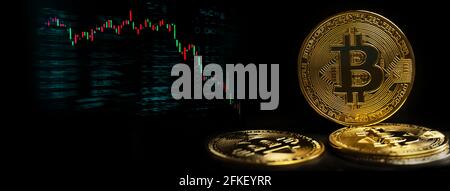 modello di moneta golden bit e grafico del mercato azionario in discesa per il commercio di finanza di valuta criptata su fondo nero del banner Foto Stock