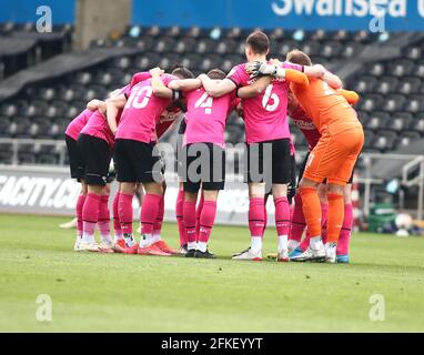 Liberty Stadium, Swansea, Glamorgan, Regno Unito. 1 maggio 2021. Campionato di calcio inglese della Lega Calcio, Swansea City contro Derby County; Derby County giocatori gruppo huddle prima del calcio d'inizio Credit: Action Plus Sports/Alamy Live News Foto Stock