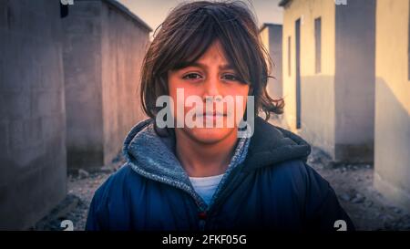 Bambini rifugiati siriani sotto la pioggia nel campo vicino a. Confine turco Foto Stock