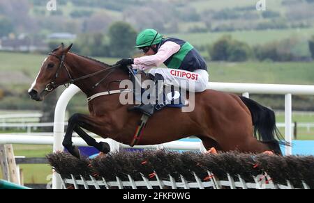 Stormy Ireland guidato da Danny Mullins sulla strada per vincere il Coolmore Kew Gardens Irish EBF Mares Champion Hurdle durante il quinto giorno del Punchestown Festival all'ippodromo di Punchestown nella contea di Kildare, Irlanda. Data di emissione: Sabato 1 maggio 2021. Foto Stock