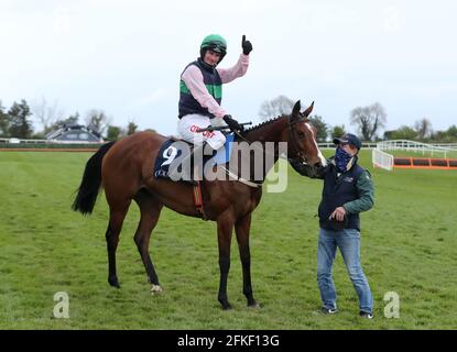 Danny Mullins festeggia su Stormy Ireland dopo aver vinto il Coolmore Kew Gardens Irish EBF Mares Champion Hurdle durante il quinto giorno del Punchestown Festival all'ippodromo di Punchestown nella contea di Kildare, Irlanda. Data di emissione: Sabato 1 maggio 2021. Foto Stock