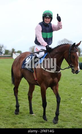 Danny Mullins festeggia su Stormy Ireland dopo aver vinto il Coolmore Kew Gardens Irish EBF Mares Champion Hurdle durante il quinto giorno del Punchestown Festival all'ippodromo di Punchestown nella contea di Kildare, Irlanda. Data di emissione: Sabato 1 maggio 2021. Foto Stock