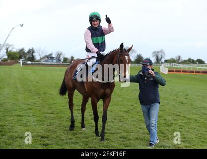 Danny Mullins festeggia su Stormy Ireland dopo aver vinto il Coolmore Kew Gardens Irish EBF Mares Champion Hurdle durante il quinto giorno del Punchestown Festival all'ippodromo di Punchestown nella contea di Kildare, Irlanda. Data di emissione: Sabato 1 maggio 2021. Foto Stock