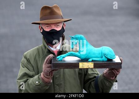 L'allenatore Willie Mullins con il trofeo dopo il suo cavallo Stormy Ireland ha vinto il Coolmore Kew Gardens Irish EBF Mares Champion Hurdle indden da Danny Mullins durante il quinto giorno del Punchestown Festival all'ippodromo di Punchestown nella contea di Kildare, Irlanda. Data di emissione: Sabato 1 maggio 2021. Foto Stock