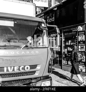 Kingston upon Thames, Londra UK, 2021 aprile, Woman Walking passando un camion di consegna su una High Street Foto Stock