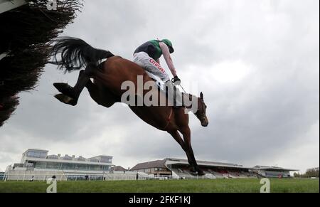 Stormy Ireland guidato da Danny Mullins sulla strada per vincere il Coolmore Kew Gardens Irish EBF Mares Champion Hurdle durante il quinto giorno del Punchestown Festival all'ippodromo di Punchestown nella contea di Kildare, Irlanda. Data di emissione: Sabato 1 maggio 2021. Foto Stock