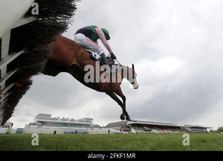 Stormy Ireland guidato da Danny Mullins sulla strada per vincere il Coolmore Kew Gardens Irish EBF Mares Champion Hurdle durante il quinto giorno del Punchestown Festival all'ippodromo di Punchestown nella contea di Kildare, Irlanda. Data di emissione: Sabato 1 maggio 2021. Foto Stock