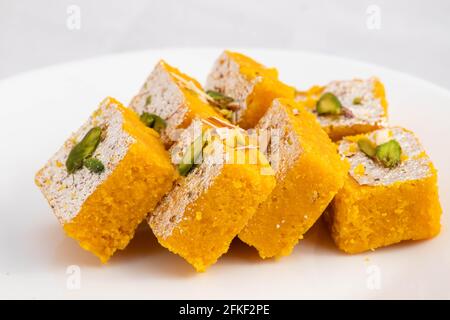 Moong dal Burfi o Meetha Mung Daal Barfi Barfee è Delizioso Mithai indiano goduto su Festival come Diwali Holi Navaratri Puja e offerto a Dio Du Foto Stock