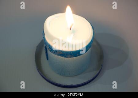 la candela sola in un candelabro brucia sul tavolo Foto Stock