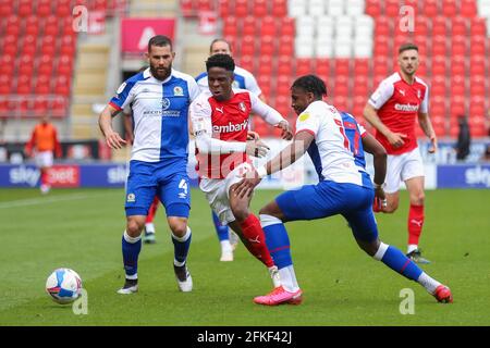 Rotherham United's Chiedozie Ogbene (al centro) e Blackburn Rover 'Amari'i Bell battaglia per la palla durante la partita Sky Bet Championship all'AESSEAL New York Stadium, Rotherham. Data di emissione: Sabato 1 maggio 2021. Foto Stock