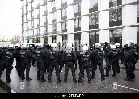 Amburgo, Germania. 01 Maggio 2021. Gli ufficiali di polizia circondano un gruppo di manifestanti. Credit: Daniel Reinhardt/dpa/Alamy Live News Foto Stock