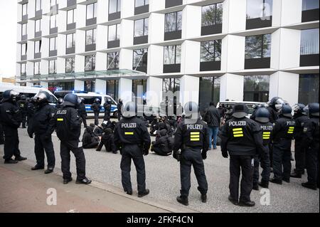 Amburgo, Germania. 01 Maggio 2021. Gli agenti di polizia circondano un gruppo di dimostranti. Credit: Daniel Reinhardt/dpa/Alamy Live News Foto Stock