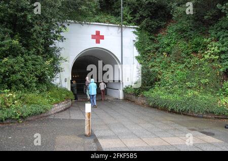 Bunker tedesco in Jersey Channel isole Regno Unito arco tunnel ad arco tunnel Germania seconda guerra mondiale turisti cancello d'ingresso cancello freddo Foto Stock