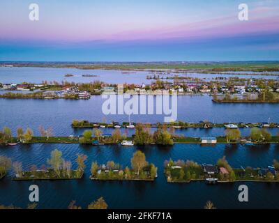 Vista aerea delle piccole isole del lago Vinkeveense Plassen, vicino a Vinkeveen, Olanda. Si tratta di una splendida area naturale per le attività ricreative nei Paesi Bassi. Vinkeveen è famosa soprattutto per il Plassen vinkeveense Foto Stock