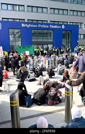 Brighton UK 1 maggio 2021 - centinaia di Kill i manifestanti di Bill fuori dalla stazione di polizia di Brighton oggi in occasione della Giornata internazionale dei lavoratori, come dimostrano contro il nuovo governo di polizia, crimine, condanna e tribunale legge. Dimostrazioni si svolgono in tutto il paese in quello che è anche noto come Labor Day: Credit Simon Dack / Alamy Live News Foto Stock