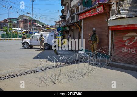 Srinagar, India. 01 Maggio 2021. I troopers paramilitari sono allertati in un mercato chiuso durante un blocco imposto dalle autorità a seguito dell'aumento dei casi di coronavirus in Srinagar.Jammu e Kashmir continuano a rimanere sotto stretto blocco il sabato a seguito dell'aumento dei casi di COVID-19. Le severe restrizioni continueranno fino al lunedì mattina. Nel frattempo, l'India ha raggiunto un nuovo record giornaliero con 4, 02,000 nuovi casi di COVID-19 e 3,521 morti nelle ultime 24 ore. Credit: SOPA Images Limited/Alamy Live News Foto Stock