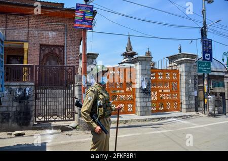 Srinagar, India. 01 Maggio 2021. Un truppe paramilitari si alza in guardia all'esterno della grande moschea Jamia Masjid durante un blocco imposto dalle autorità a seguito dell'aumento dei casi di coronavirus in Srinagar.Jammu e Kashmir continuano a rimanere sotto stretto blocco il sabato a seguito dell'aumento dei casi COVID-19. Le severe restrizioni continueranno fino al lunedì mattina. Nel frattempo, l'India ha raggiunto un nuovo record giornaliero con 4, 02,000 nuovi casi di COVID-19 e 3,521 morti nelle ultime 24 ore. Credit: SOPA Images Limited/Alamy Live News Foto Stock