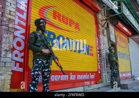 Srinagar, India. 01 Maggio 2021. I troopers paramilitari sono allertati in un mercato chiuso durante un blocco imposto dalle autorità a seguito dell'aumento dei casi di coronavirus in Srinagar.Jammu e Kashmir continuano a rimanere sotto stretto blocco il sabato a seguito dell'aumento dei casi di COVID-19. Le severe restrizioni continueranno fino al lunedì mattina. Nel frattempo, l'India ha raggiunto un nuovo record giornaliero con 4, 02,000 nuovi casi di COVID-19 e 3,521 morti nelle ultime 24 ore. Credit: SOPA Images Limited/Alamy Live News Foto Stock