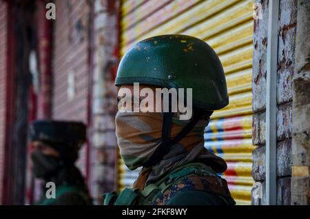 Srinagar, India. 01 Maggio 2021. Un truppe paramilitari mantiene la veglia durante un blocco imposto dalle autorità a seguito dell'aumento dei casi di coronavirus in Srinagar.Jammu e Kashmir continuano a rimanere sotto stretto blocco il sabato a seguito dell'aumento dei casi di COVID-19. Le severe restrizioni continueranno fino al lunedì mattina. Nel frattempo, l'India ha raggiunto un nuovo record giornaliero con 4, 02,000 nuovi casi di COVID-19 e 3,521 morti nelle ultime 24 ore. Credit: SOPA Images Limited/Alamy Live News Foto Stock