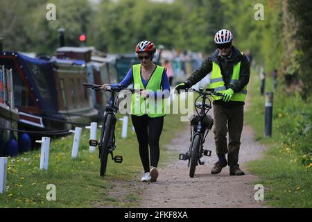 Frampton, Regno Unito, 1 maggio 2021. Regno Unito Meteo. Un pomeriggio di sole per iniziare il fine settimana delle vacanze di banca a Saul Junction. Le persone che godono la tranquillità dei sentieri canale a Frampton, Gloucestershire. Credit: Gary Learmonth / Alamy Live News Foto Stock