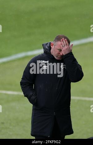 Swansea, Regno Unito. 01 Maggio 2021. Wayne Rooney, il manager della contea di Derby, si guarda deposto durante la partita EFL Skybet, Swansea City contro Derby County al Liberty Stadium di Swansea sabato 1 maggio 2021. Questa immagine può essere utilizzata solo per scopi editoriali. Solo per uso editoriale, è richiesta una licenza per uso commerciale. Nessun utilizzo nelle scommesse, nei giochi o nelle pubblicazioni di un singolo club/campionato/giocatore. pic di Andrew Orchard/Andrew Orchard sports photography/Alamy Live news Credit: Andrew Orchard sports photography/Alamy Live News Foto Stock