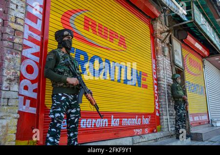 Srinagar, India. 01 Maggio 2021. I troopers paramilitari sono allertati in un mercato chiuso durante un blocco imposto dalle autorità a seguito dell'aumento dei casi di coronavirus in Srinagar.Jammu e Kashmir continuano a rimanere sotto stretto blocco il sabato a seguito dell'aumento dei casi di COVID-19. Le severe restrizioni continueranno fino al lunedì mattina. Nel frattempo, l'India ha raggiunto un nuovo record giornaliero con 4, 02,000 nuovi casi di COVID-19 e 3,521 morti nelle ultime 24 ore. (Foto di Saqib Majeed/SOPA Images/Sipa USA) Credit: Sipa USA/Alamy Live News Foto Stock