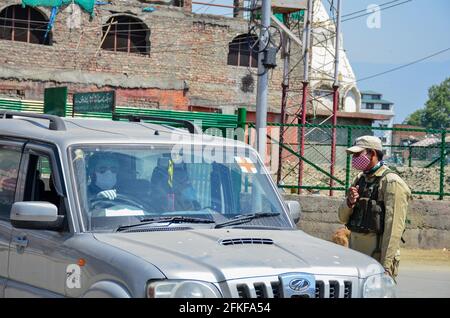 Srinagar, India. 01 Maggio 2021. Un truppe paramilitari arresta un veicolo durante un blocco imposto dalle autorità a seguito dell'aumento dei casi di coronavirus in Srinagar.Jammu e Kashmir continuano a rimanere sotto stretto blocco il sabato a seguito dell'aumento dei casi COVID-19. Le severe restrizioni continueranno fino al lunedì mattina. Nel frattempo, l'India ha raggiunto un nuovo record giornaliero con 4, 02,000 nuovi casi di COVID-19 e 3,521 morti nelle ultime 24 ore. (Foto di Saqib Majeed/SOPA Images/Sipa USA) Credit: Sipa USA/Alamy Live News Foto Stock