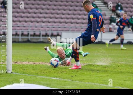 NORTHAMPTON, INGHILTERRA. 1 MAGGIO: Jerry Yates segna per Blackpool, per estendere il loro vantaggio di rendere 2 - 0 contro Northampton Town, durante lo Sky Bet League uno partita tra Northampton Town e Blackpool al PTS Academy Stadium di Northampton sabato 1 maggio 2021. (Credit: John Cripps | MI News) Credit: MI News & Sport /Alamy Live News Foto Stock