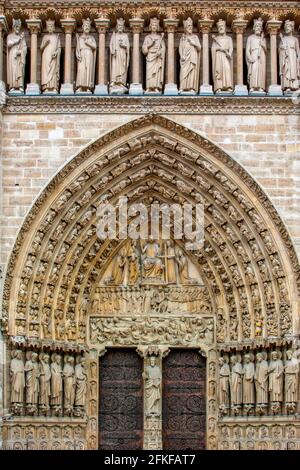 Illustrazione del Giudizio universale sul portale centrale della façade occidentale di Notre-Dame de Paris, Parigi, Francia Foto Stock