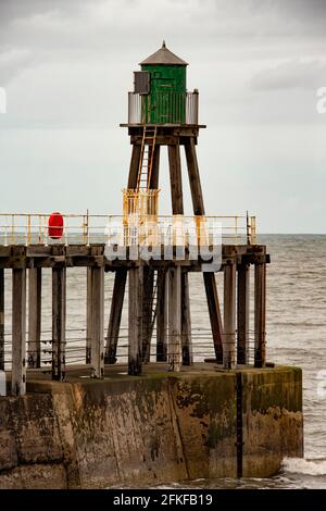 Una giornata molto ventosa sul molo Whitby, nello Yorkshire del Nord, Inghilterra. Whitby è una città storica con le sue strade stravaganti, i negozi e le rovine dell'abbazia. Foto Stock