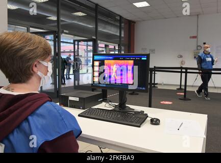 Busto Arsizio Malpensa Fiere, Italia Johnson e Johnson di Janssen il vaccino in una singola dose i primi centri di vaccinazione dei sette Laghi Iin la foto: Thermoscanner permette il rilevamento della temperatura all'ingresso del mozzo Foto Stock