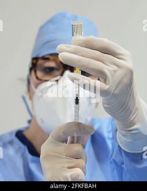 Busto Arsizio Malpensa Fiere, Italia Johnson e Johnson di Janssen il vaccino in una sola dose i primi centri di vaccinazione dei sette Laghi. Nella foto: Johnson e Johnson di Janssen il vaccino Foto Stock