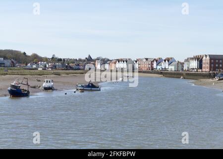 Wivenhoe in Essex Waterfront sul fiume Colne in una giornata di sole in primavera Foto Stock