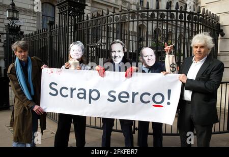 Una dimostrazione a Downing Street che chiede al governo di 'Scrap Serco'. Serco è stato accusato di frode e falsa contabilità come profitti salire. Foto Stock