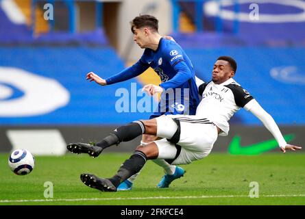 Kai Havertz di Chelsea (a sinistra) e Tosin Adarabioyo di Fulham combattono per la palla durante la partita della Premier League a Stamford Bridge, Londra. Data di emissione: Sabato 1 maggio 2021. Foto Stock