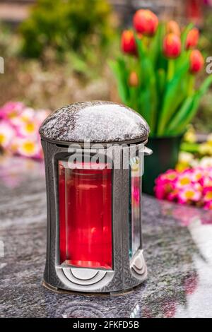 Vecchia lanterna grave danneggiata su una lapide Foto Stock