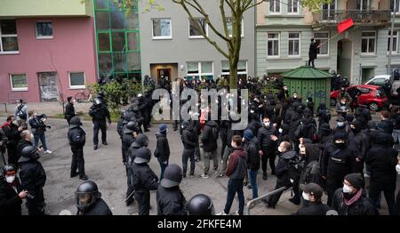 Amburgo, Germania. 01 Maggio 2021. Gli agenti di polizia circondano un gruppo di manifestanti di sinistra in una strada laterale non lontano dalla stazione ferroviaria principale. Credit: Daniel Reinhardt/dpa/Alamy Live News Foto Stock