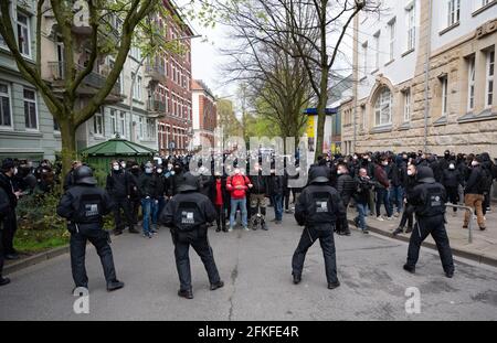 Amburgo, Germania. 01 Maggio 2021. Gli agenti di polizia circondano un gruppo di manifestanti di sinistra in una strada laterale non lontano dalla stazione ferroviaria principale. Credit: Daniel Reinhardt/dpa/Alamy Live News Foto Stock